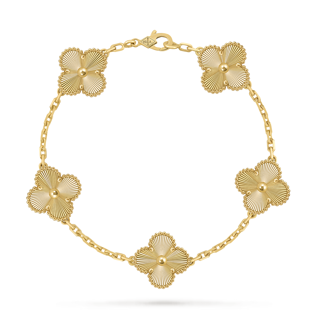 Vintage Alhambra手链，5枚四叶幸运图案，玑镂雕花黄K金。Alhambra四叶幸运系列，Van Cleef & Arpels梵克雅宝。