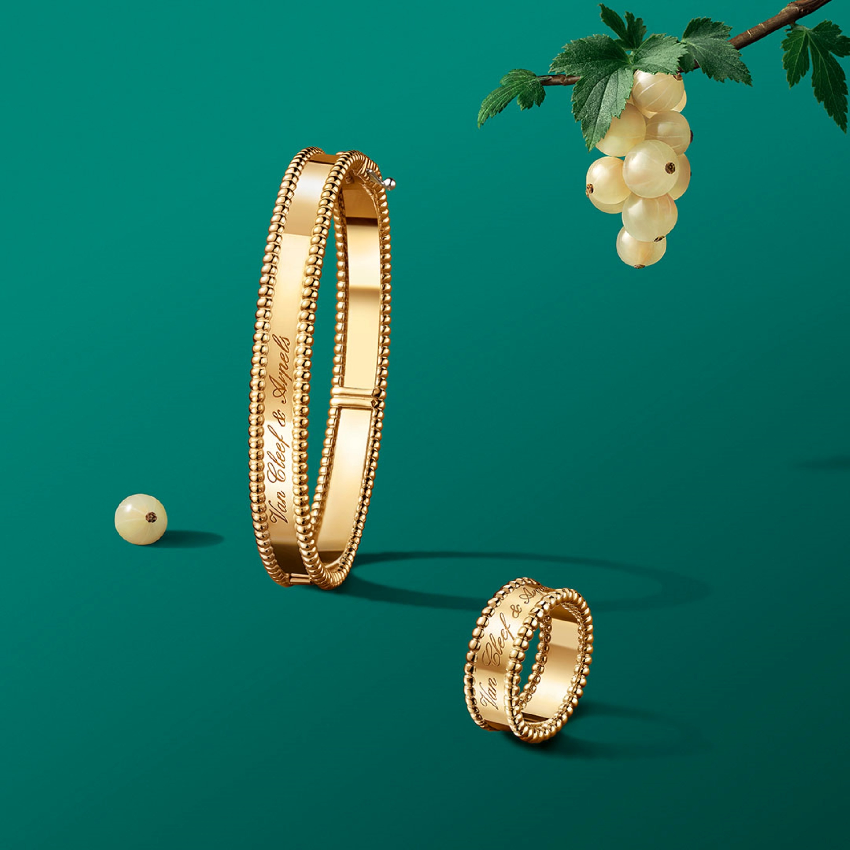 Perlée signature手镯和戒指，黄K金。Perlée®系列，Van Cleef & Arpels梵克雅宝。