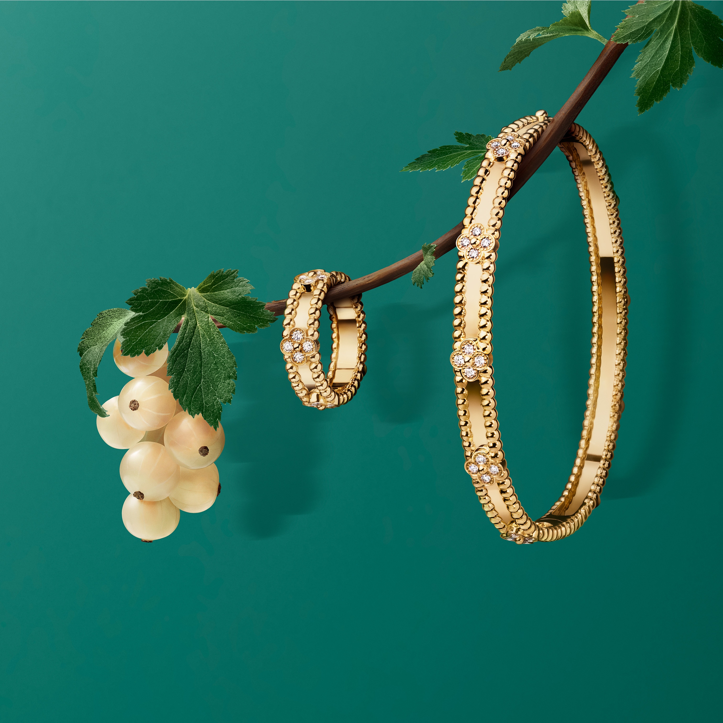 Perlée sweet clovers手镯和戒指，黄K金，钻石。Perlée®系列，Van Cleef & Arpels梵克雅宝。