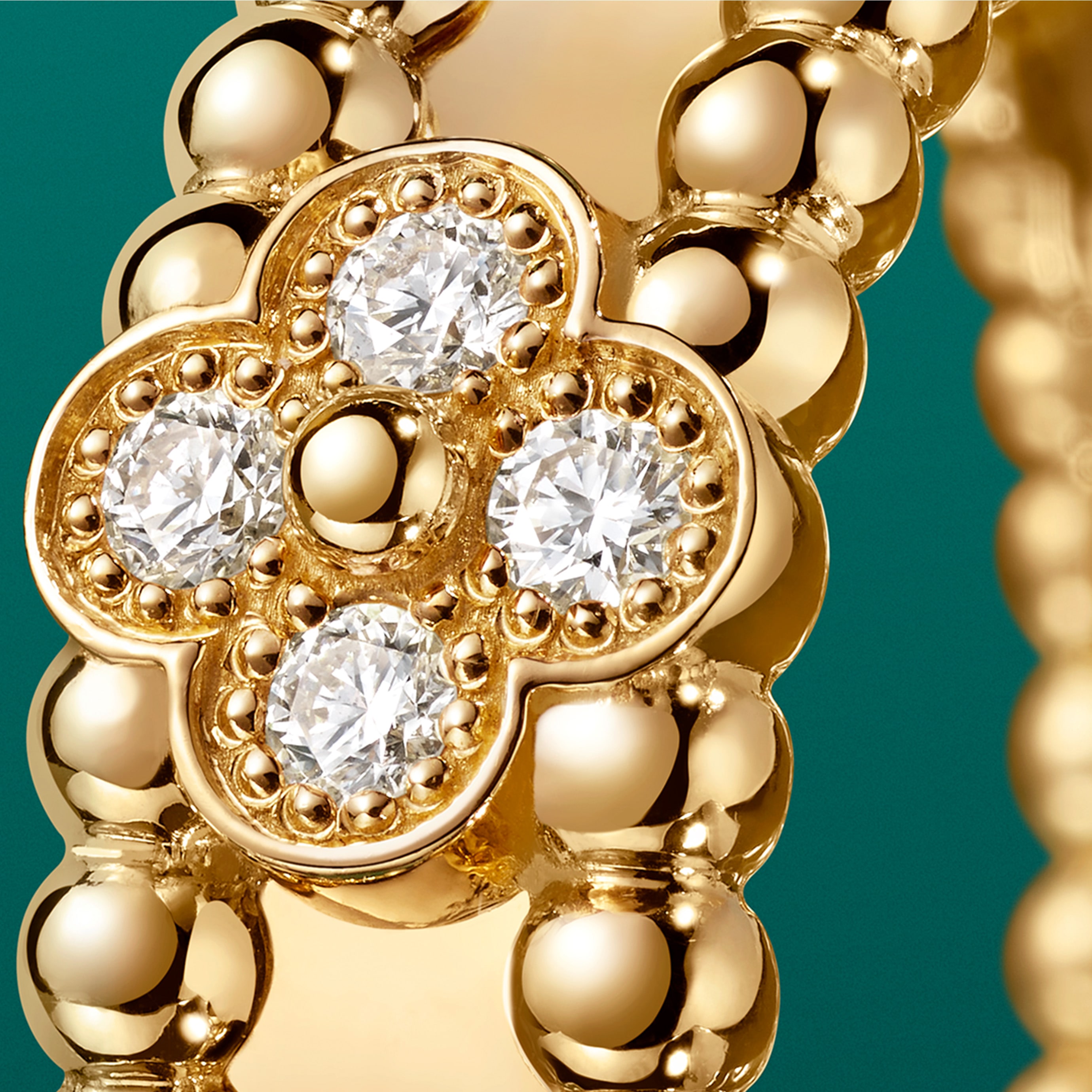 Perlée sweet clovers戒指，黄K金，钻石。Perlée®系列，Van Cleef & Arpels梵克雅宝。